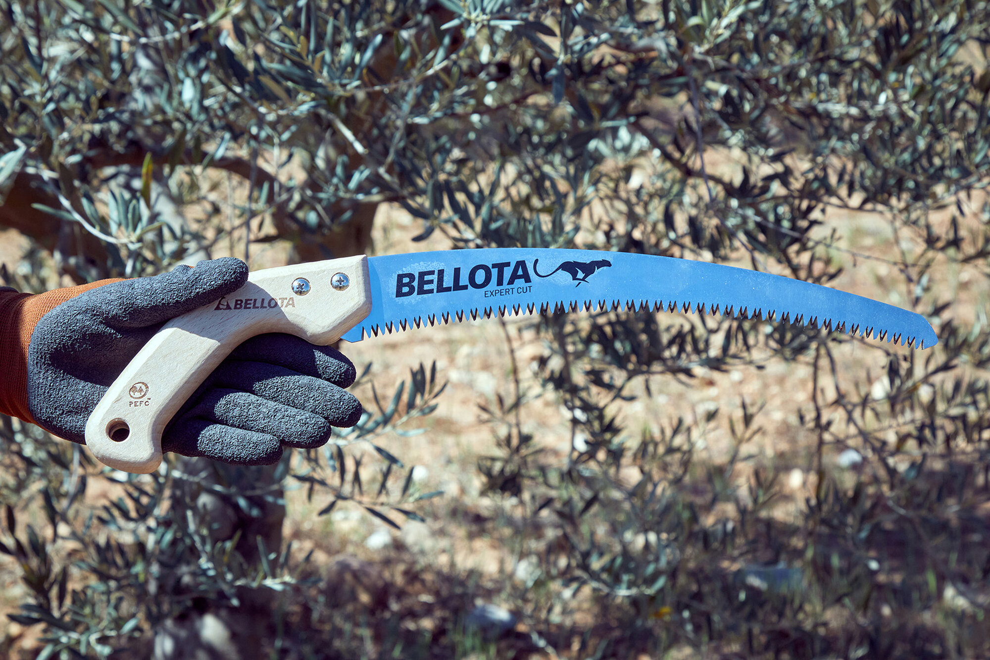 Serrucho Guepardo con hoja curva de 13" y mango de madera recto. Incluye funda / 454MR13