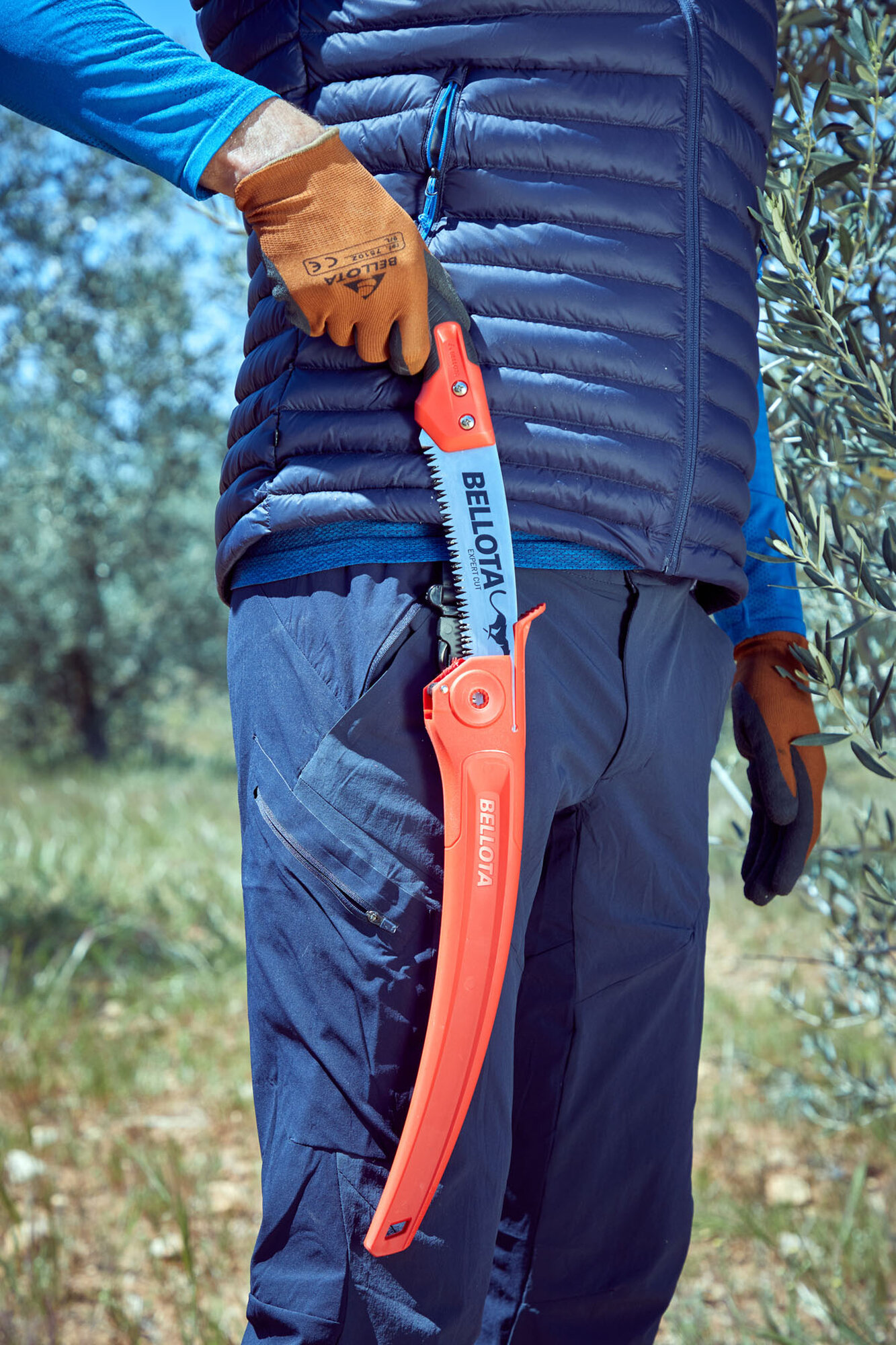 Serrucho Guepardo con hoja curva de 11" y mango de bimaterial curvo. Incluye funda / 454BIMC11