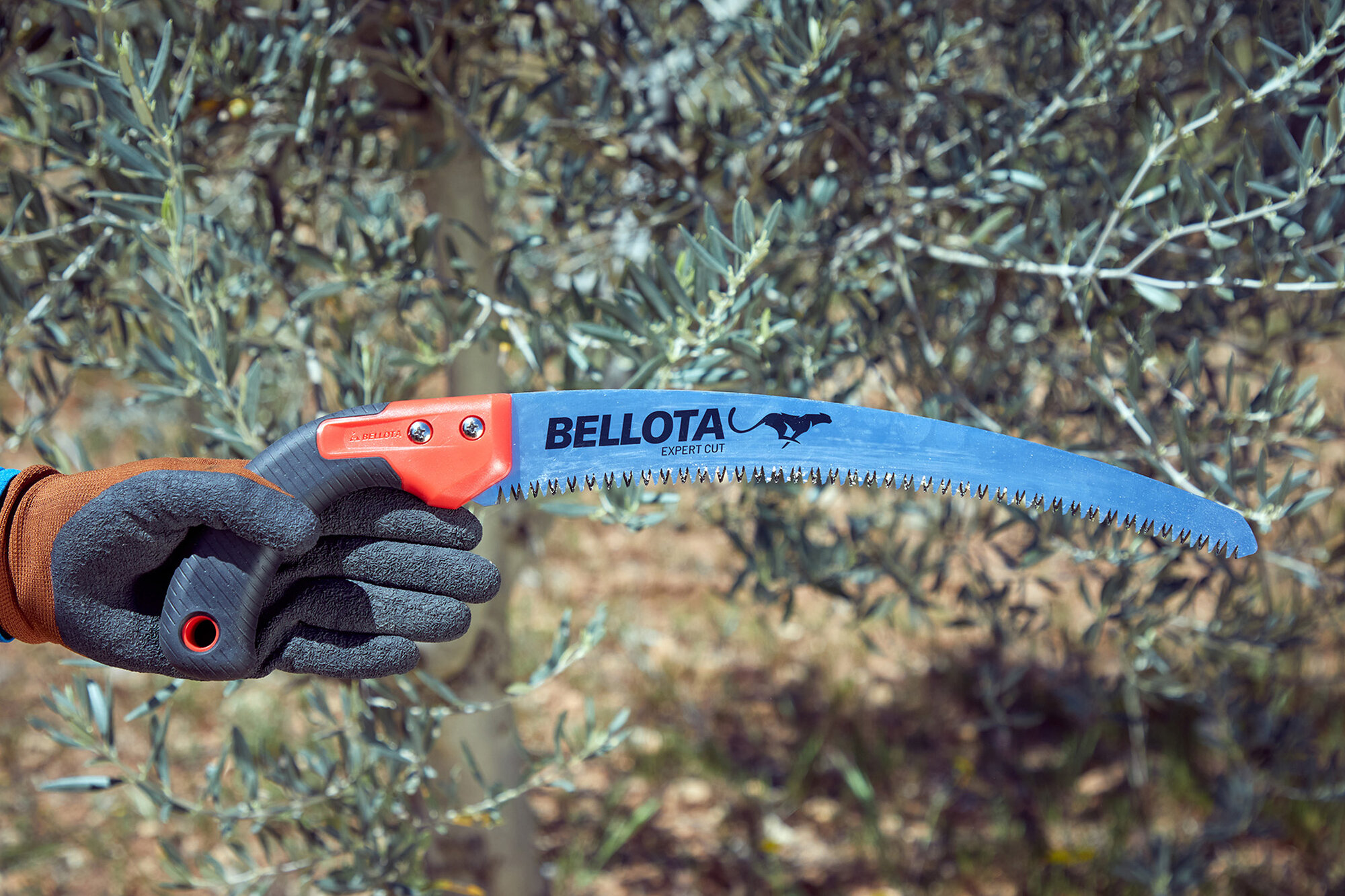 Serrucho Guepardo con hoja curva de 13" y mango de bimaterial curvo. Incluye funda / 454BIMC13