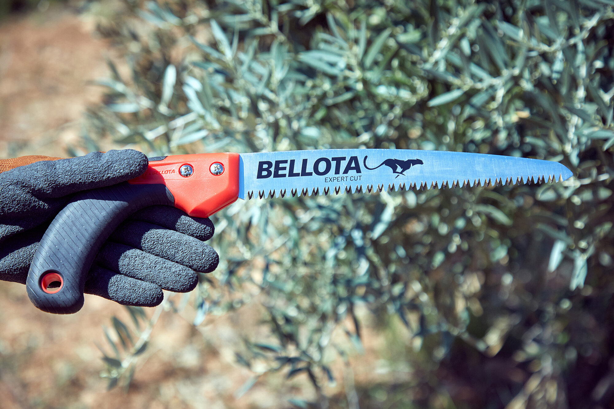 Serrucho Guepardo con hoja recta de 9" y mango bimaterial recto. Incluye funda / 45RBIMR9