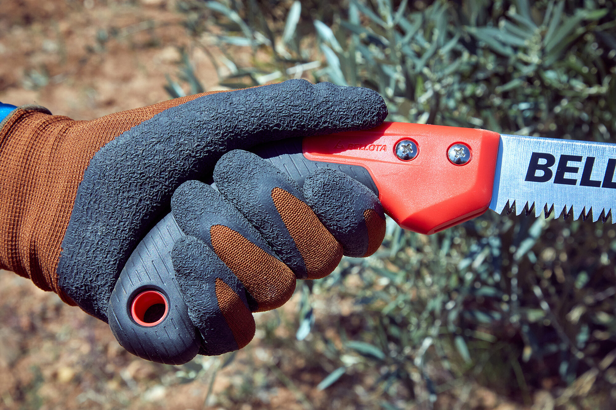 Serrucho Guepardo con hoja recta de 9" y mango bimaterial recto. Incluye funda / 45RBIMR9