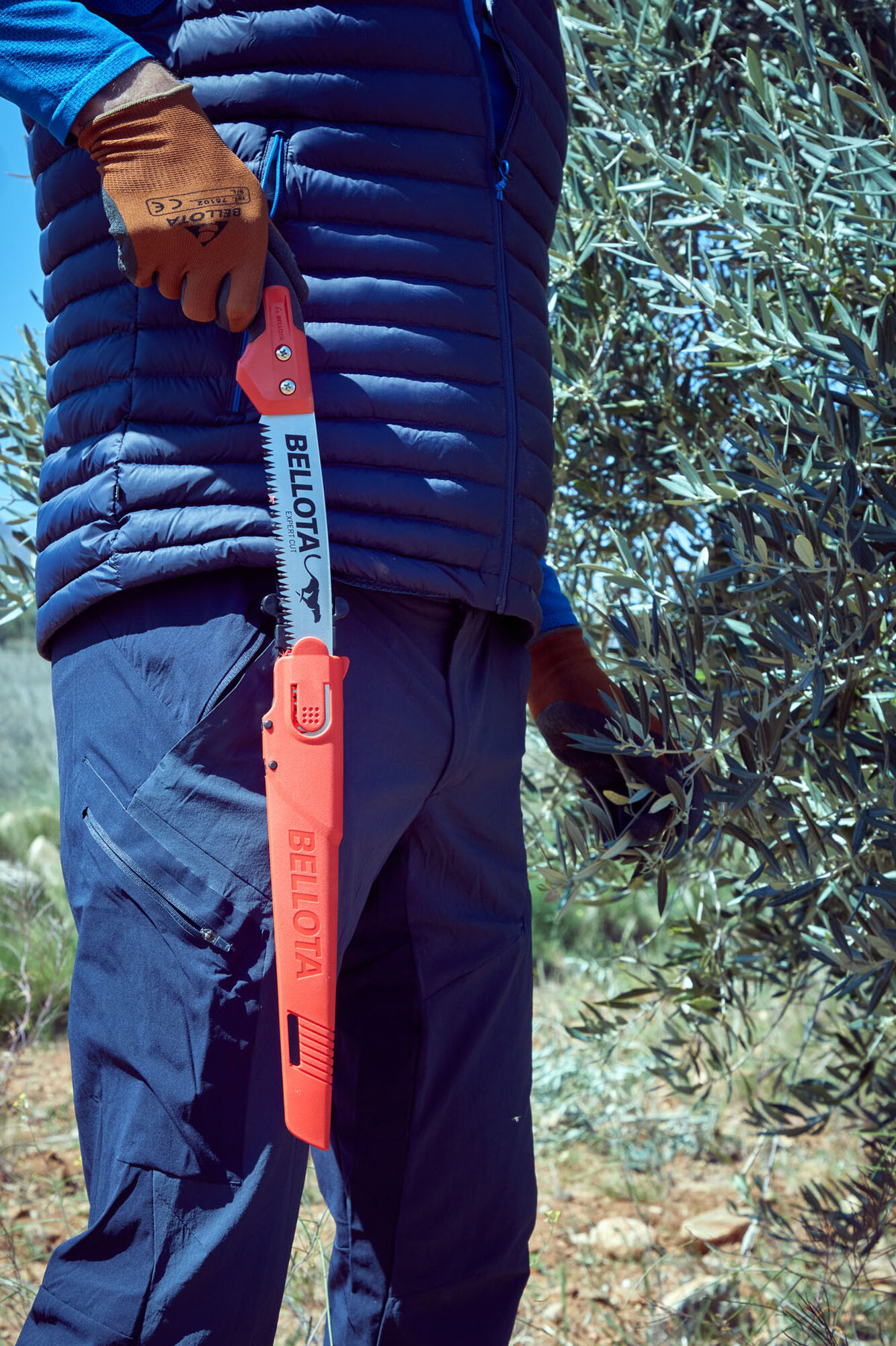 Serrucho Guepardo con hoja recta de 9" y mango bimaterial recto. Incluye funda / 45RBIMR9