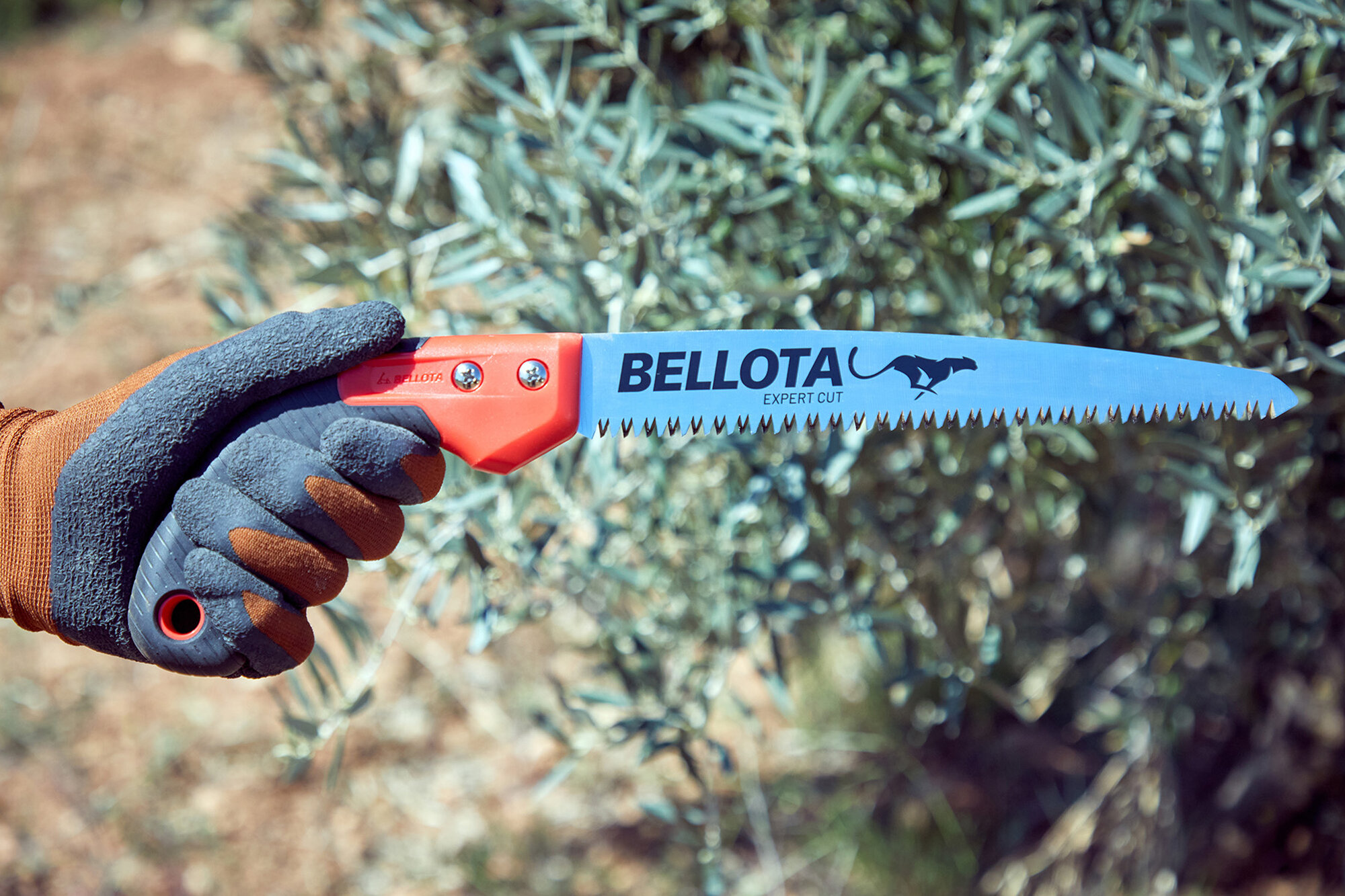 Serrucho Guepardo con hoja recta de 12" y mango de bimaterial recto. Incluye funda / 45RBIMR12