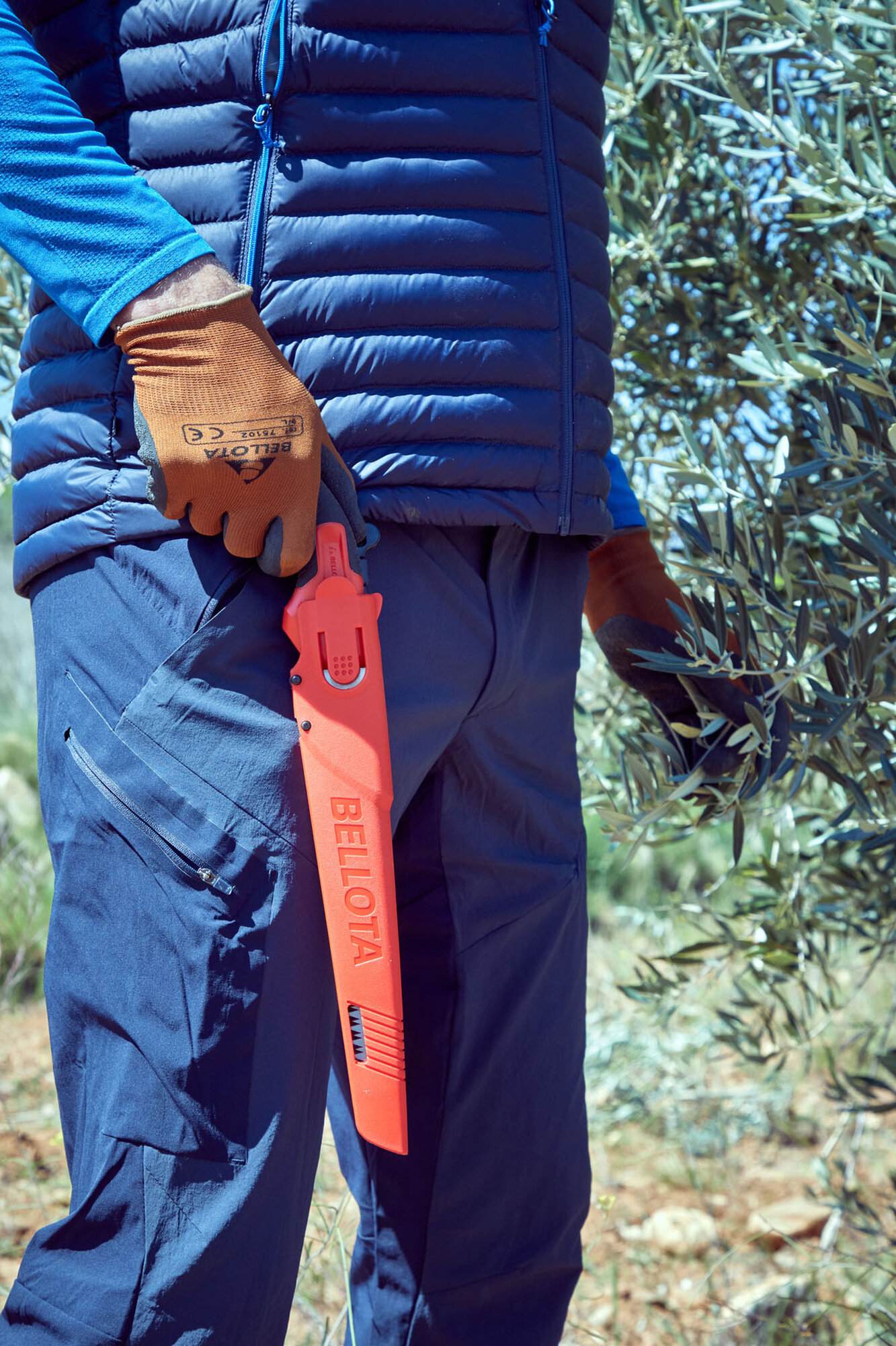 Serrucho Guepardo con hoja recta de 12" y mango de bimaterial recto. Incluye funda / 45RBIMR12