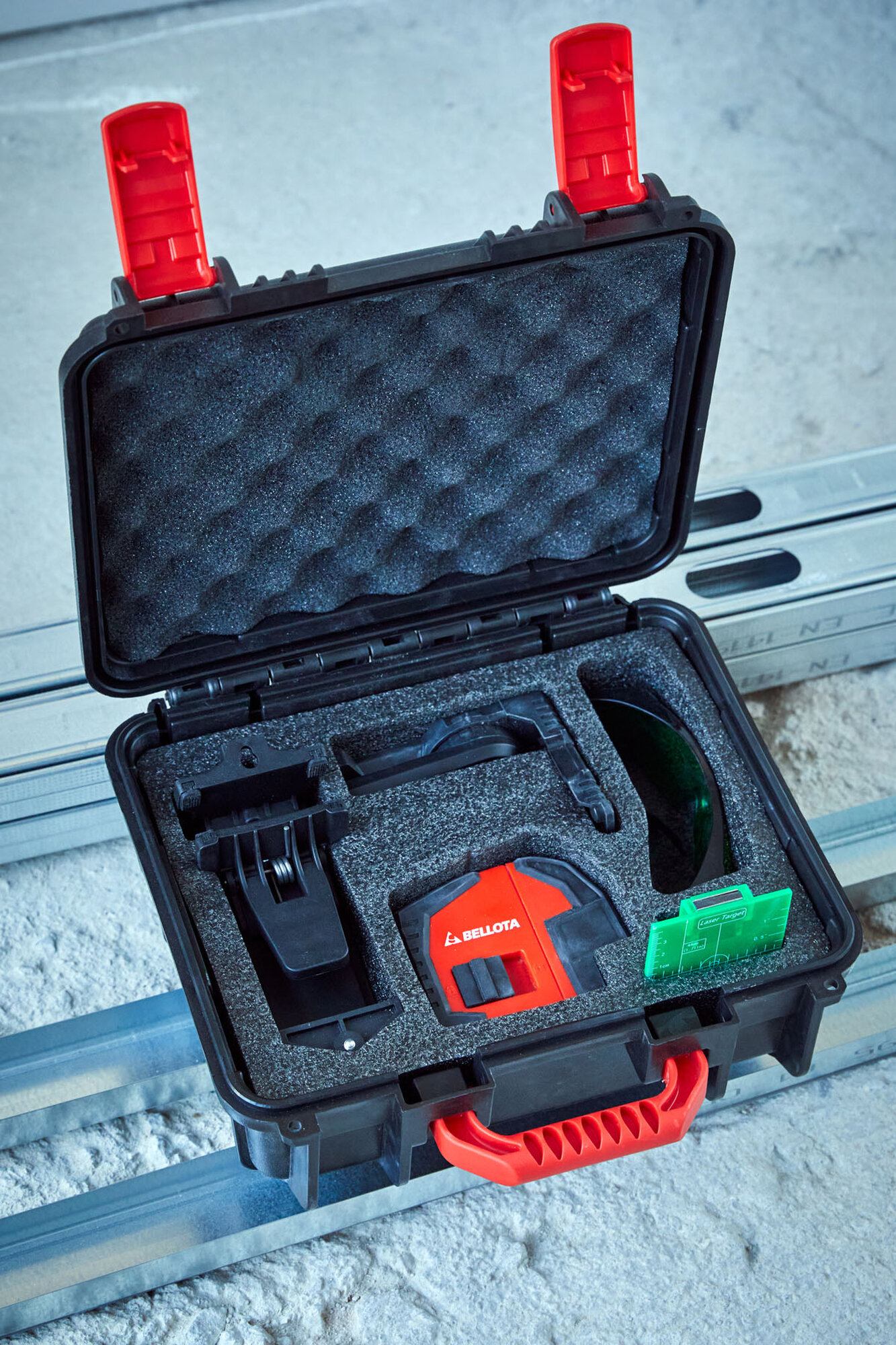 Nivel láser en cruz 30 m con plomada para trabajos de nivelación / NIV30