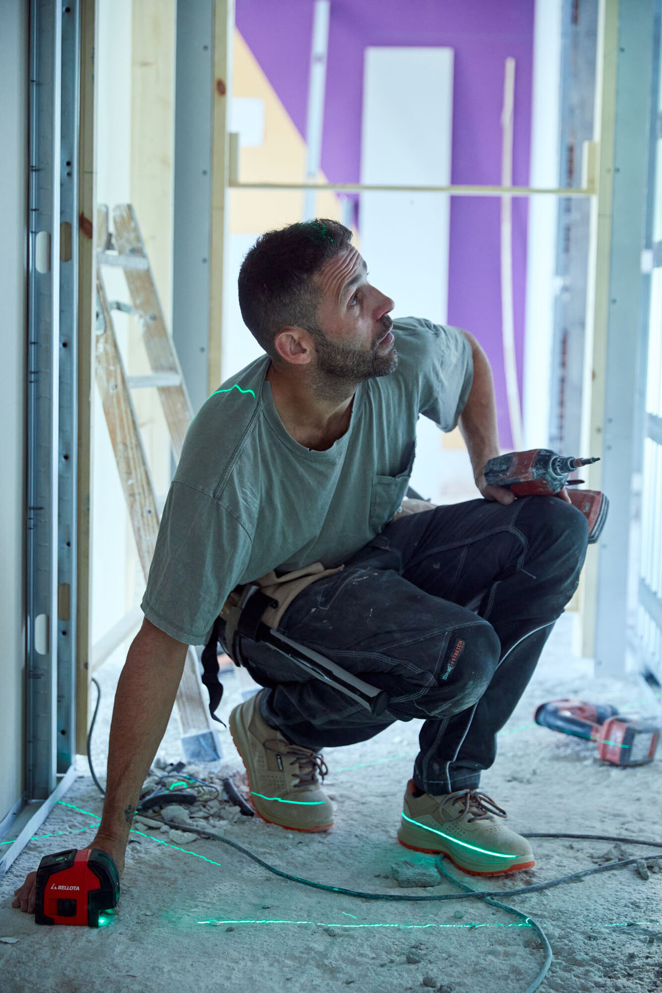 Nivel láser en cruz 30 m con plomada para trabajos de nivelación / NIV30