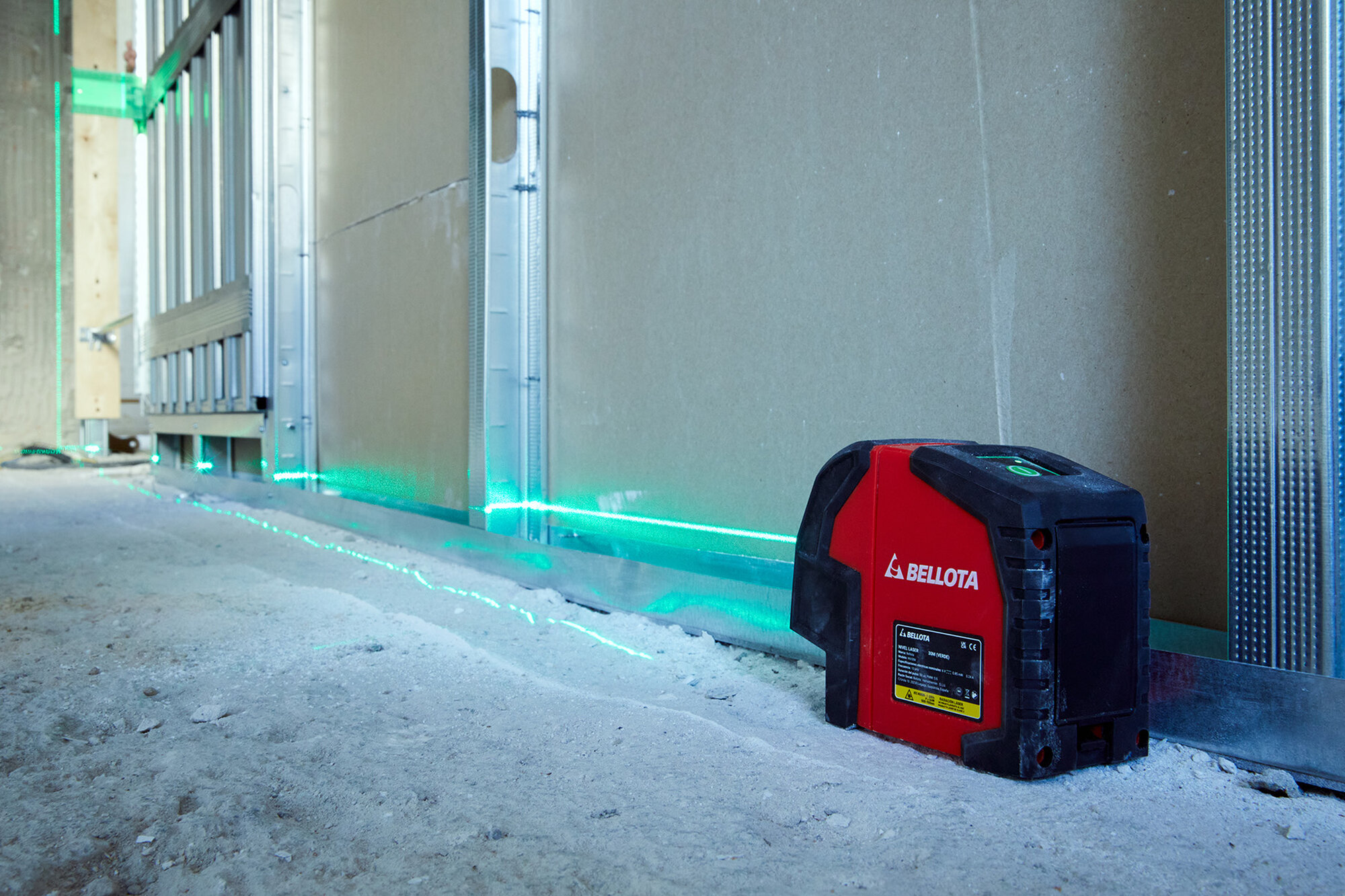 Nivel láser en cruz 30 m con plomada para trabajos de nivelación / NIV30