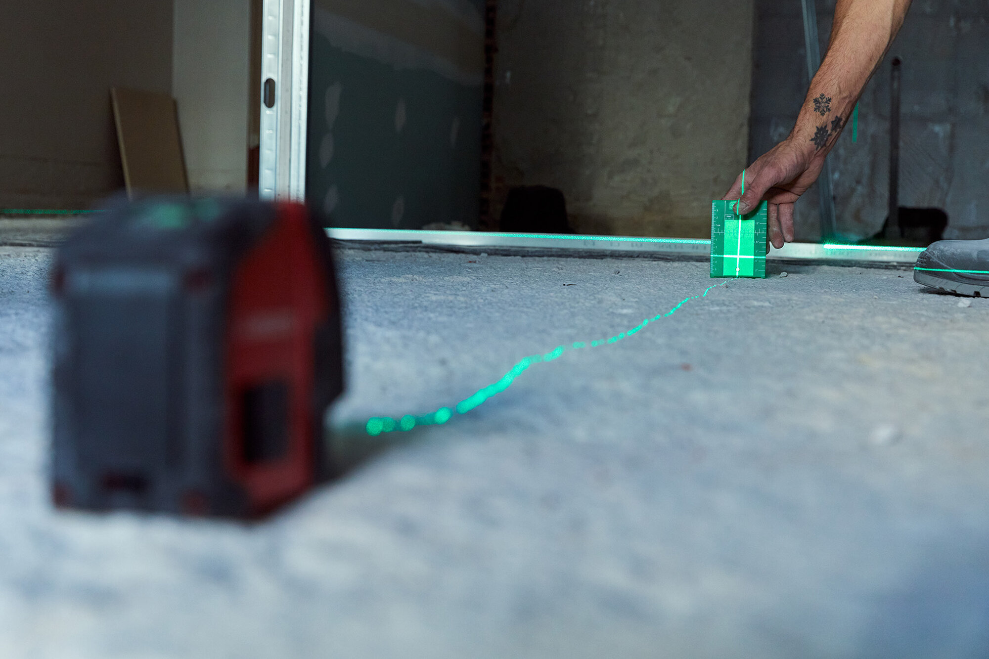 Nivel láser en cruz 30 m con plomada para trabajos de nivelación / NIV30