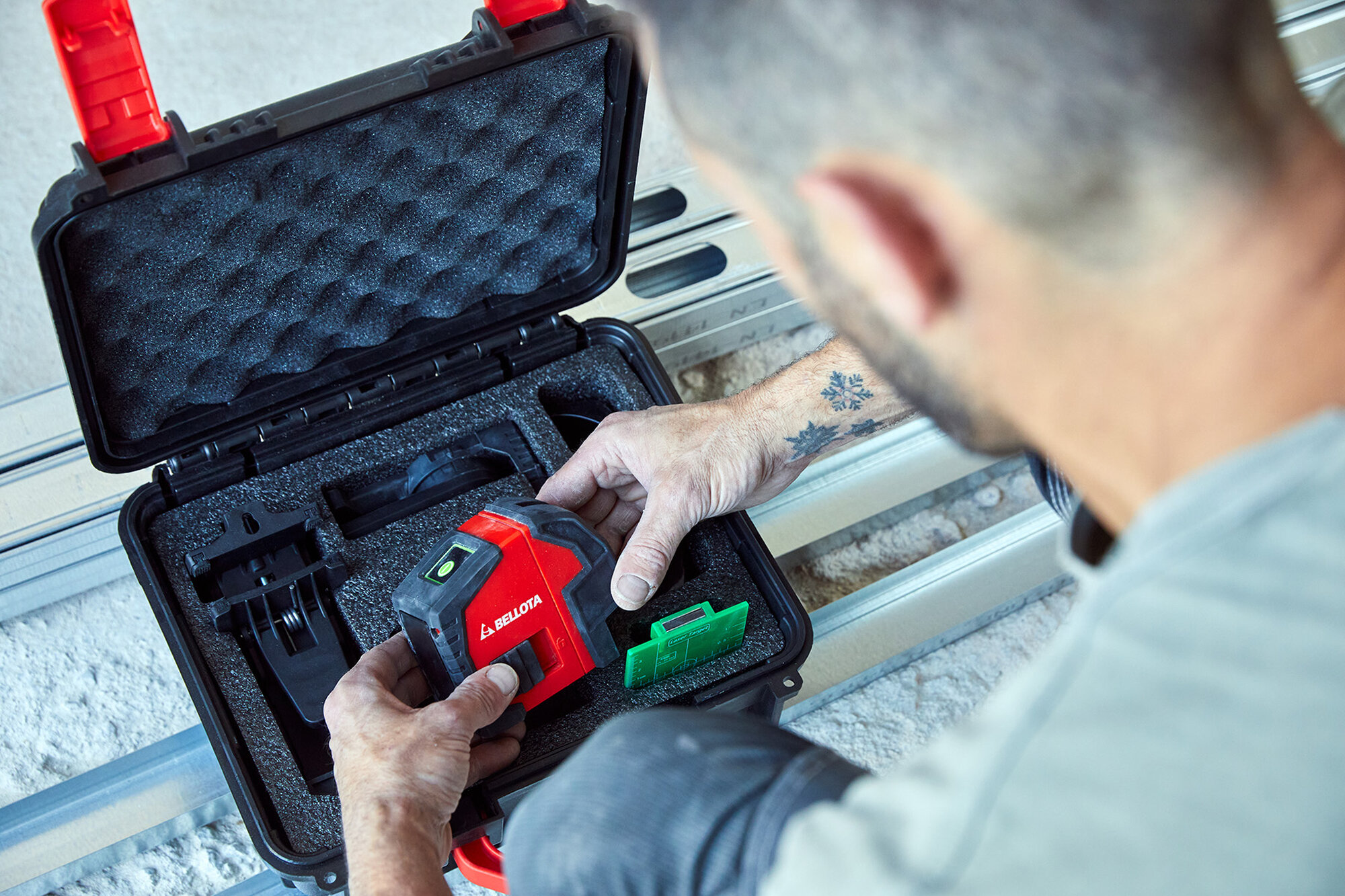 Nivel láser en cruz 30 m con plomada para trabajos de nivelación / NIV30