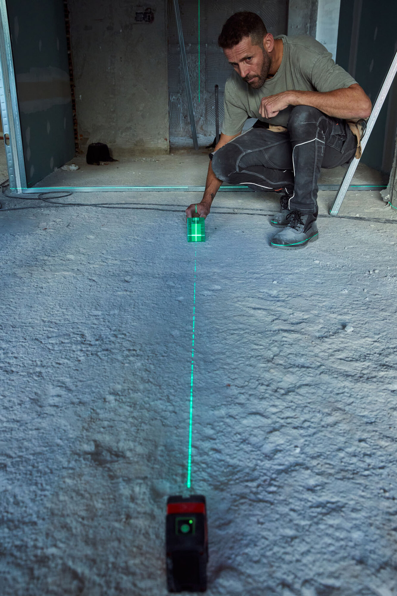 Nivel láser en cruz 30 m con plomada para trabajos de nivelación / NIV30