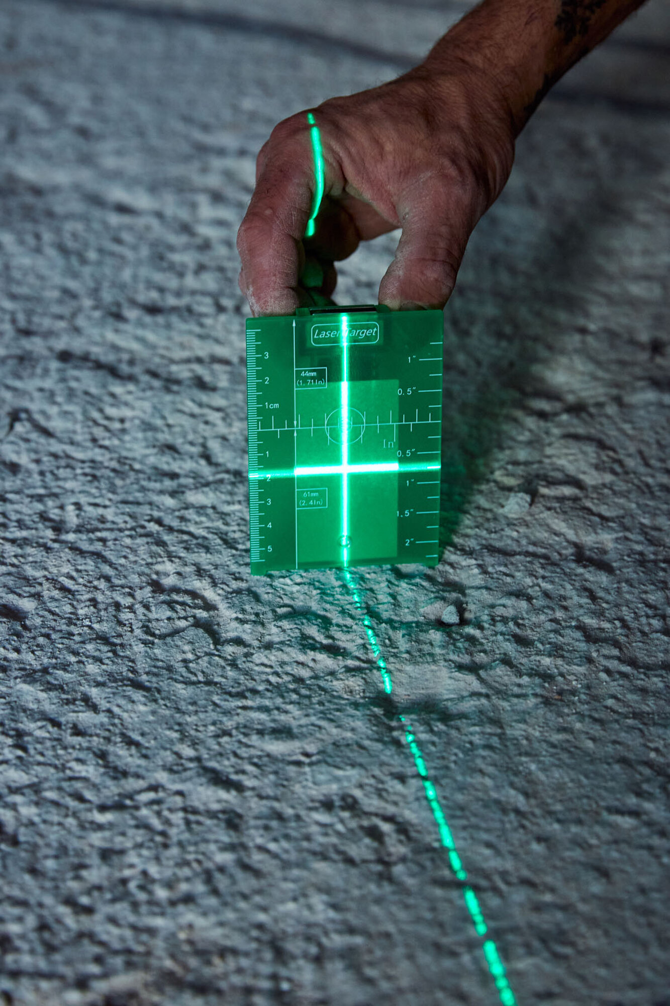 Nivel láser en cruz 30 m con plomada para trabajos de nivelación / NIV30