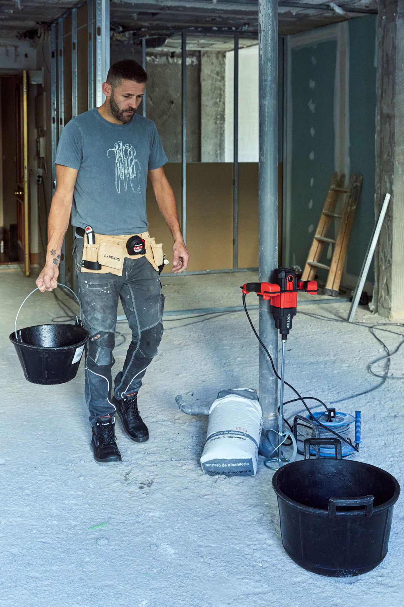 Cubo de caucho italiano 10 litros asa metálica negro / BKC10BM