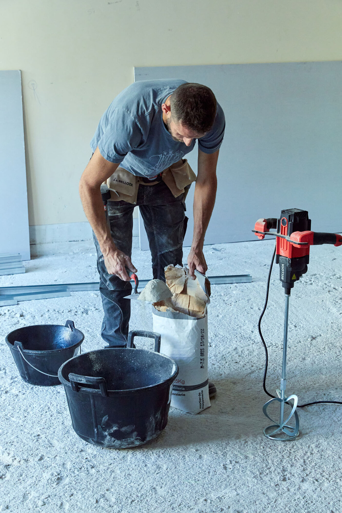 Cubo de caucho italiano 10 litros asa metálica negro / BKC10BM