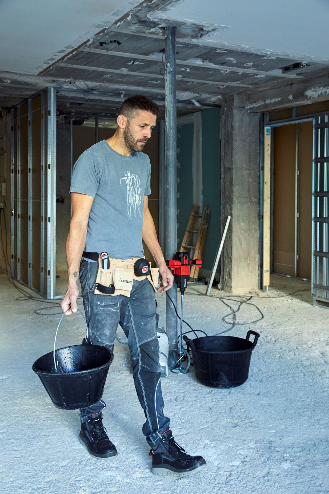 Cubo de caucho italiano 10 litros asa metálica negro / BKC10BM