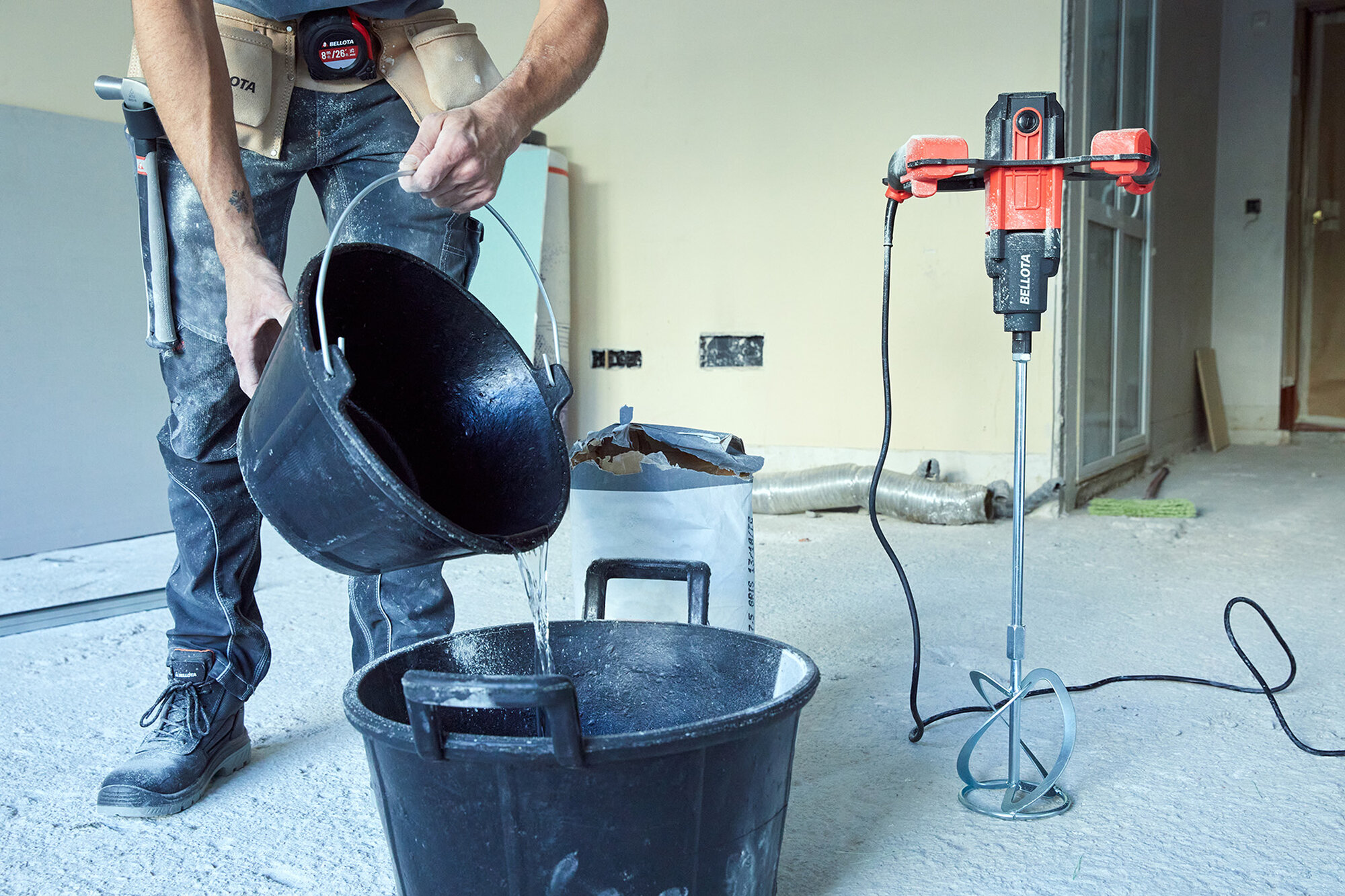 Cubo de caucho italiano 10 litros asa metálica negro / BKC10BM