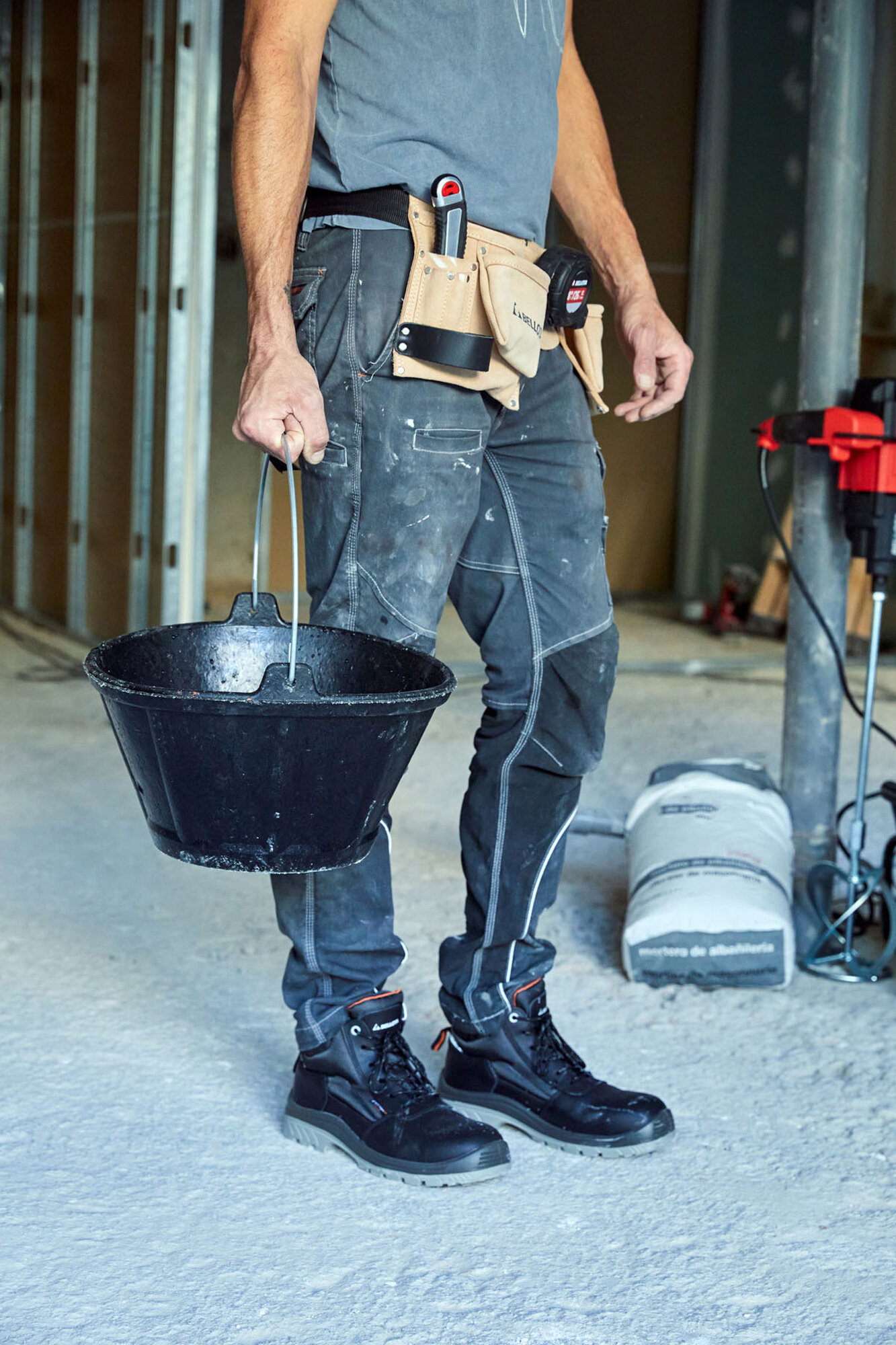 Cubo de caucho italiano 10 litros asa metálica negro / BKC10BM