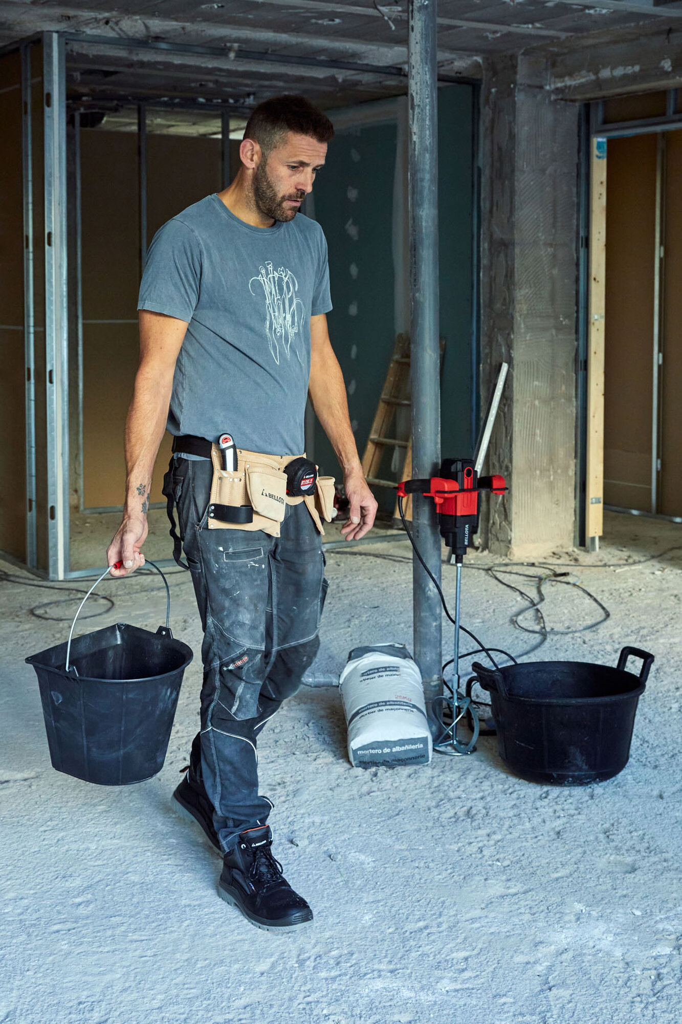 Cubo plano 13 litros con asa metálica negro / BKCIND13BM