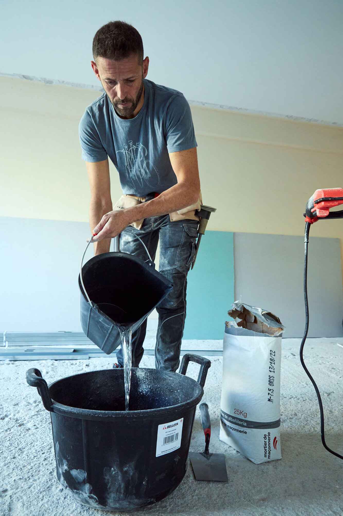 Cubo plano 13 litros con asa metálica negro / BKCIND13BM