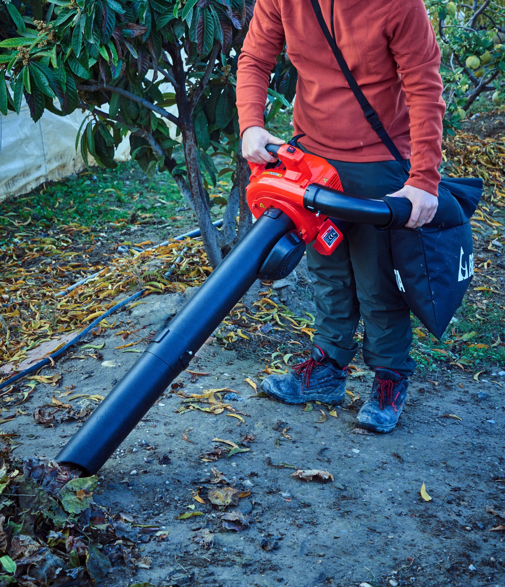 Soplador, aspirador y triturador de mano a gasolina 25,4 cc / SA2600TE