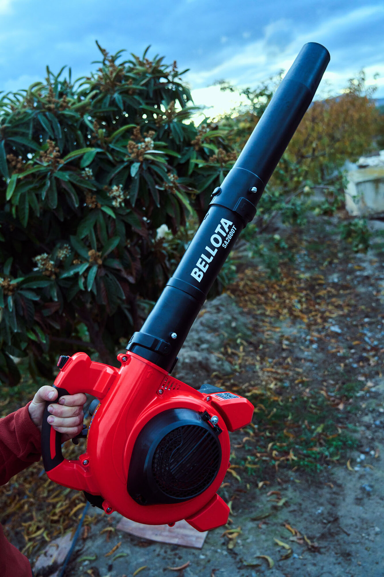 Soplador, aspirador y triturador de mano a gasolina 25,4 cc / SA2600TE