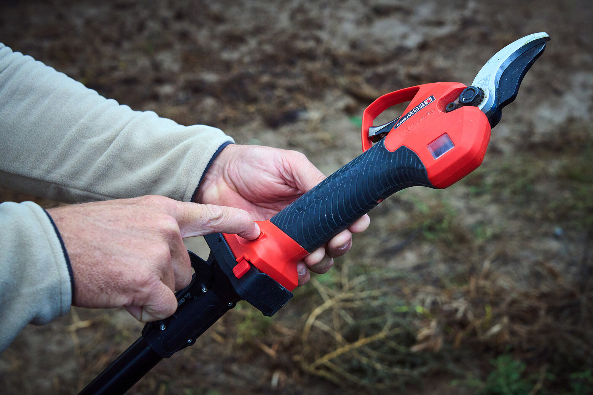 Pértiga extensible hasta 2,2m compatible con las tijeras eléctricas a batería  / EPP2EXTP