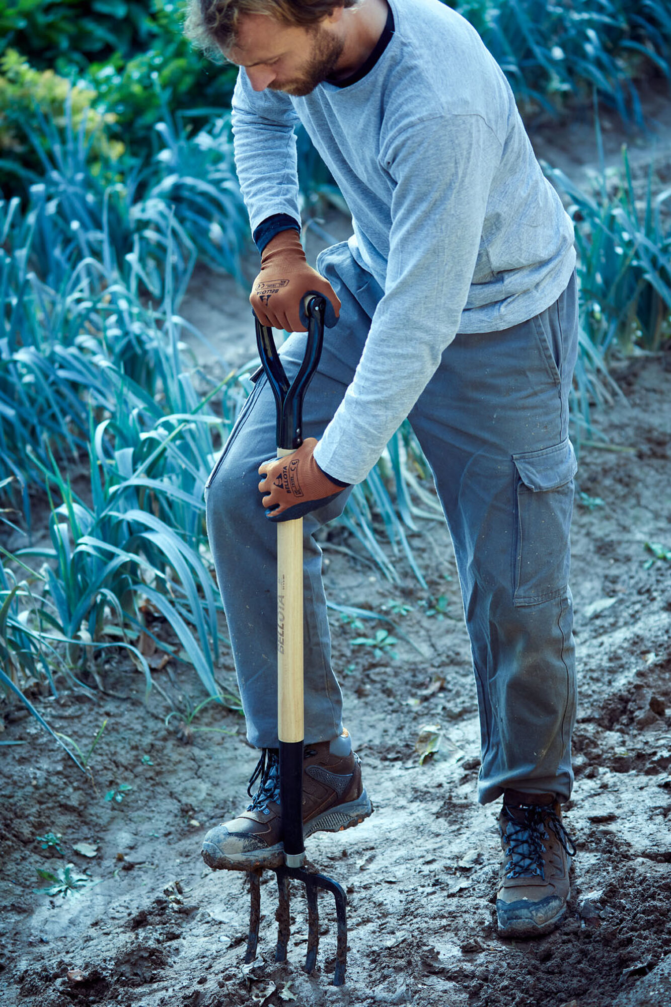 Horca de jardín, dientes forjados y planos para remover y cavar la tierra. Mango de anilla metálica, madera certificada / 9114A
