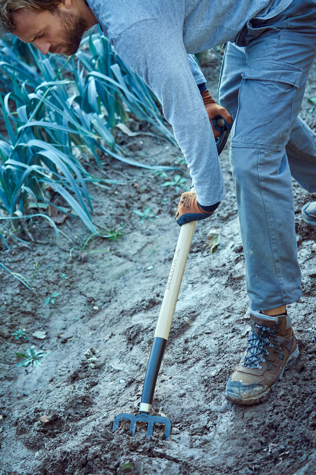 Horca de jardín, dientes forjados y planos para remover y cavar la tierra. Mango de anilla metálica, madera certificada / 9114A