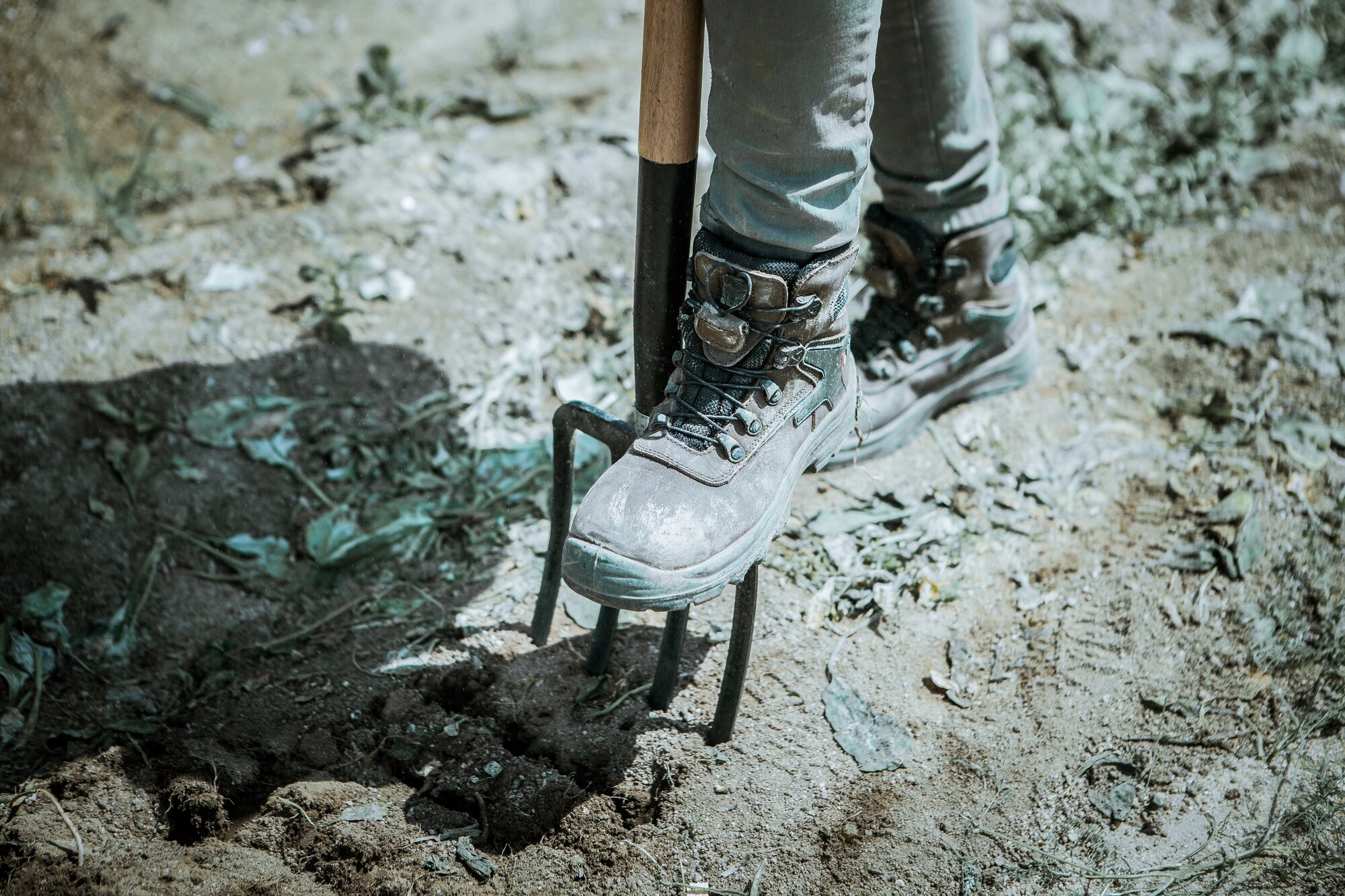 Horca de jardín, dientes forjados y planos para remover y cavar la tierra. Mango muleta, madera certificada / 9114M