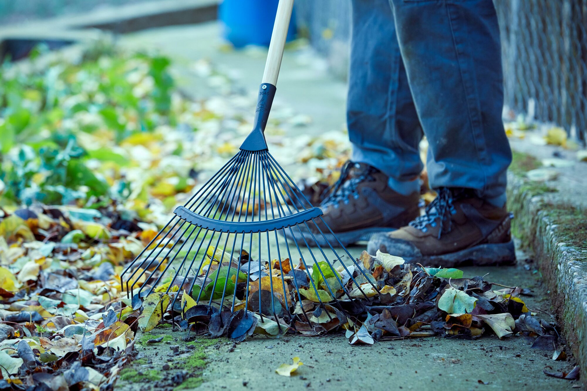 Escoba púas redondas para la limpieza de suelos de gravilla con  mango madera FSC / 3040CM