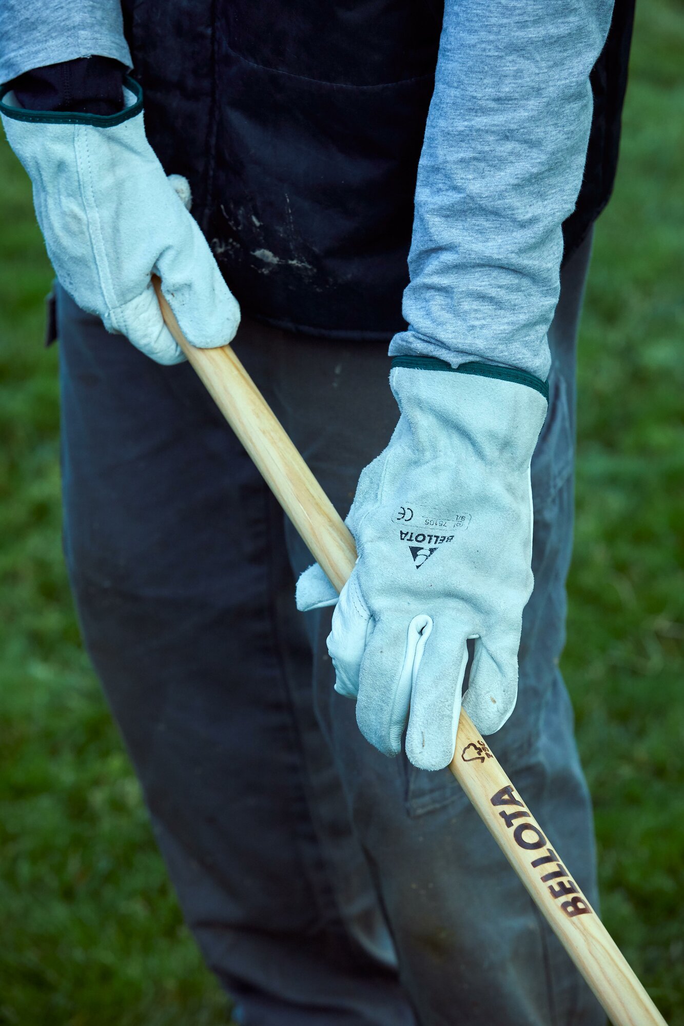 Escoba púas planas para limpieza de césped con mango madera FSC  / 3041CM