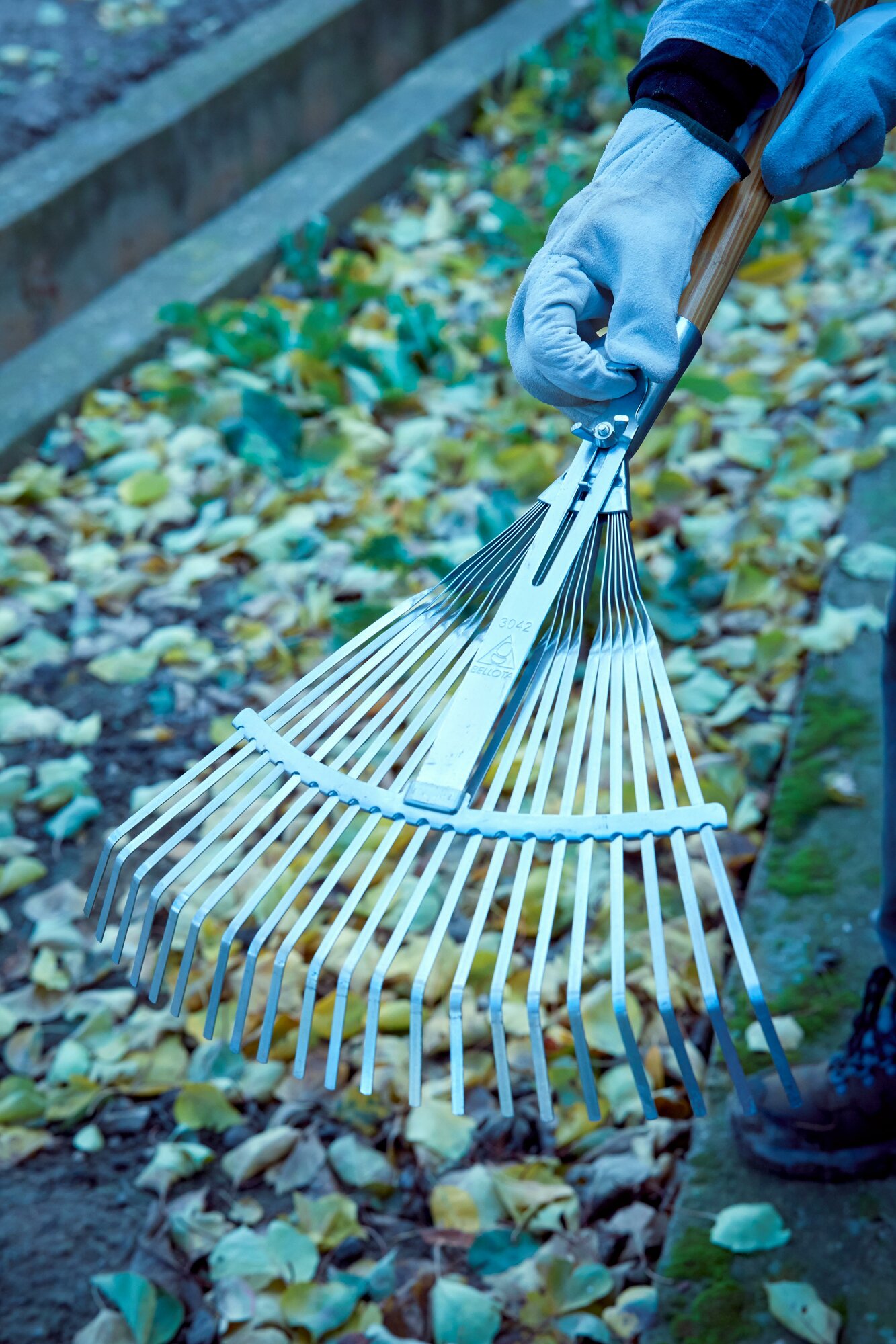 Escoba ajustable púa plana para limpieza de césped con mango madera FSC  / 3042CM