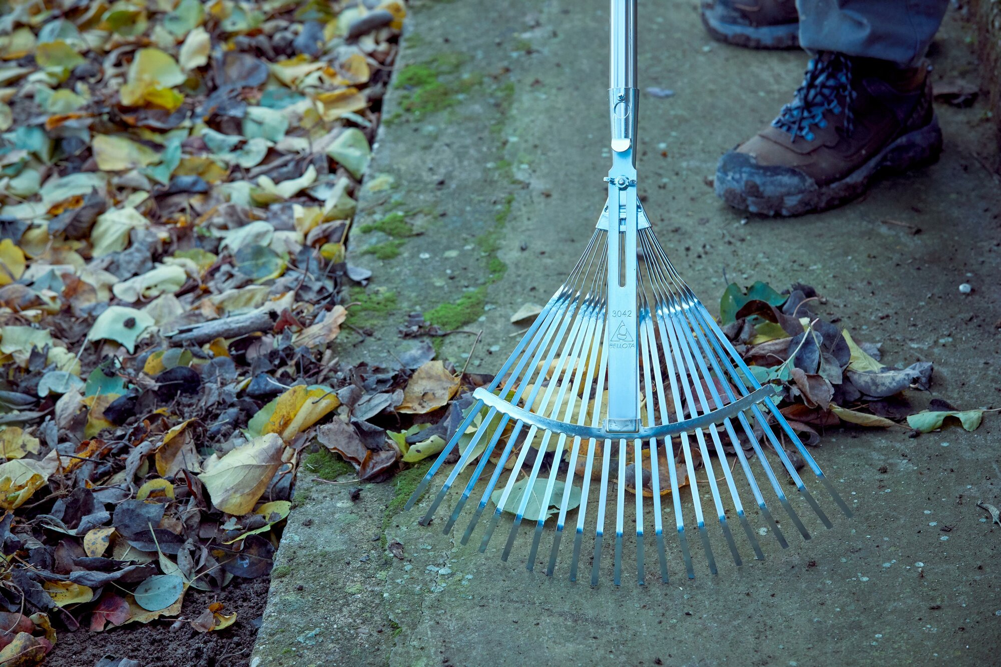 Escoba ajustable púa plana para limpieza de césped con mango aluminio / 3042CMA