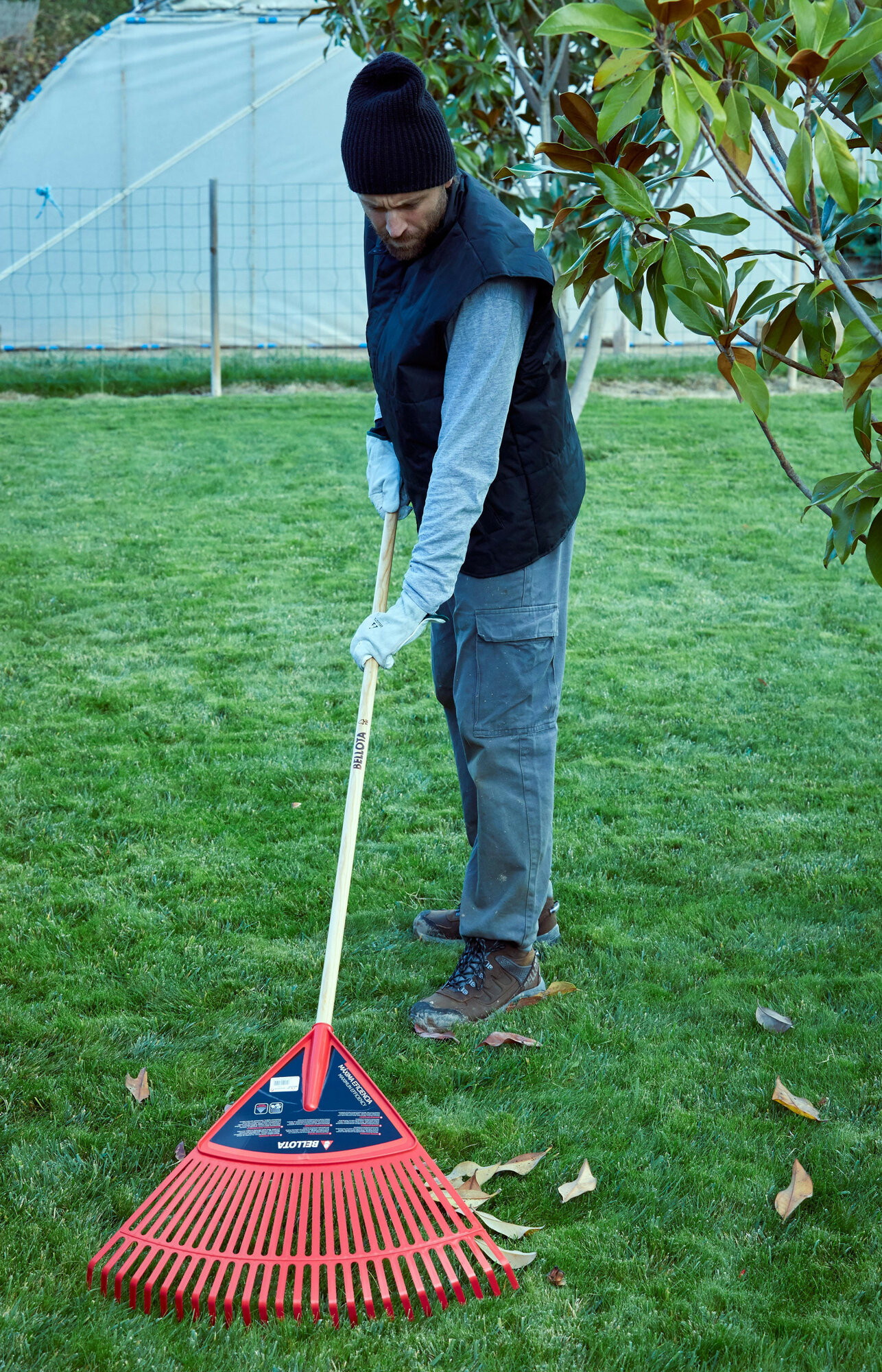 Escoba de plástico púa plana para limpieza de césped con mango madera FSC / 303424CM