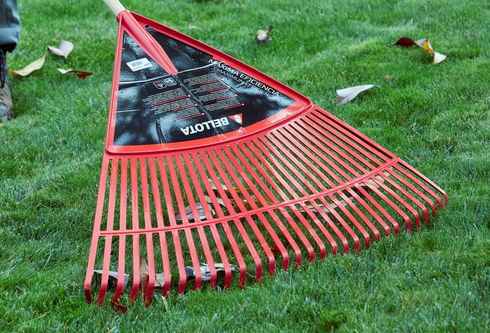 Escoba de plástico extragrande púa plana para limpieza de césped sin mango / 303432