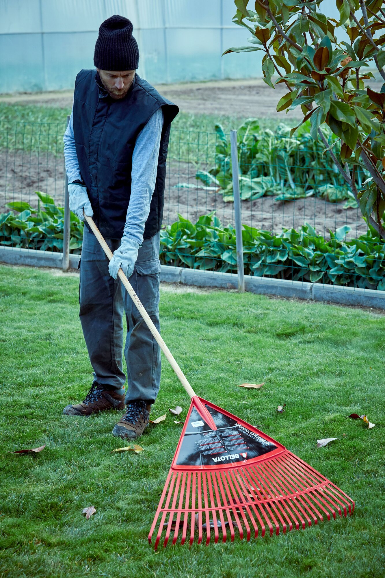 Escoba de plástico extragrande púa plana para limpieza de césped con mango madera FSC / 303432CM