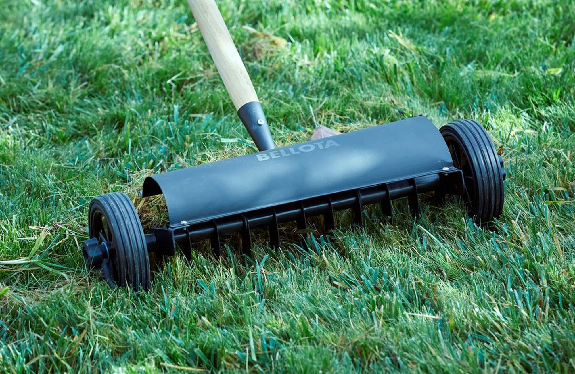 Escarificador con ruedas para mantenimiento del jardín con mango largo  / 3080CM