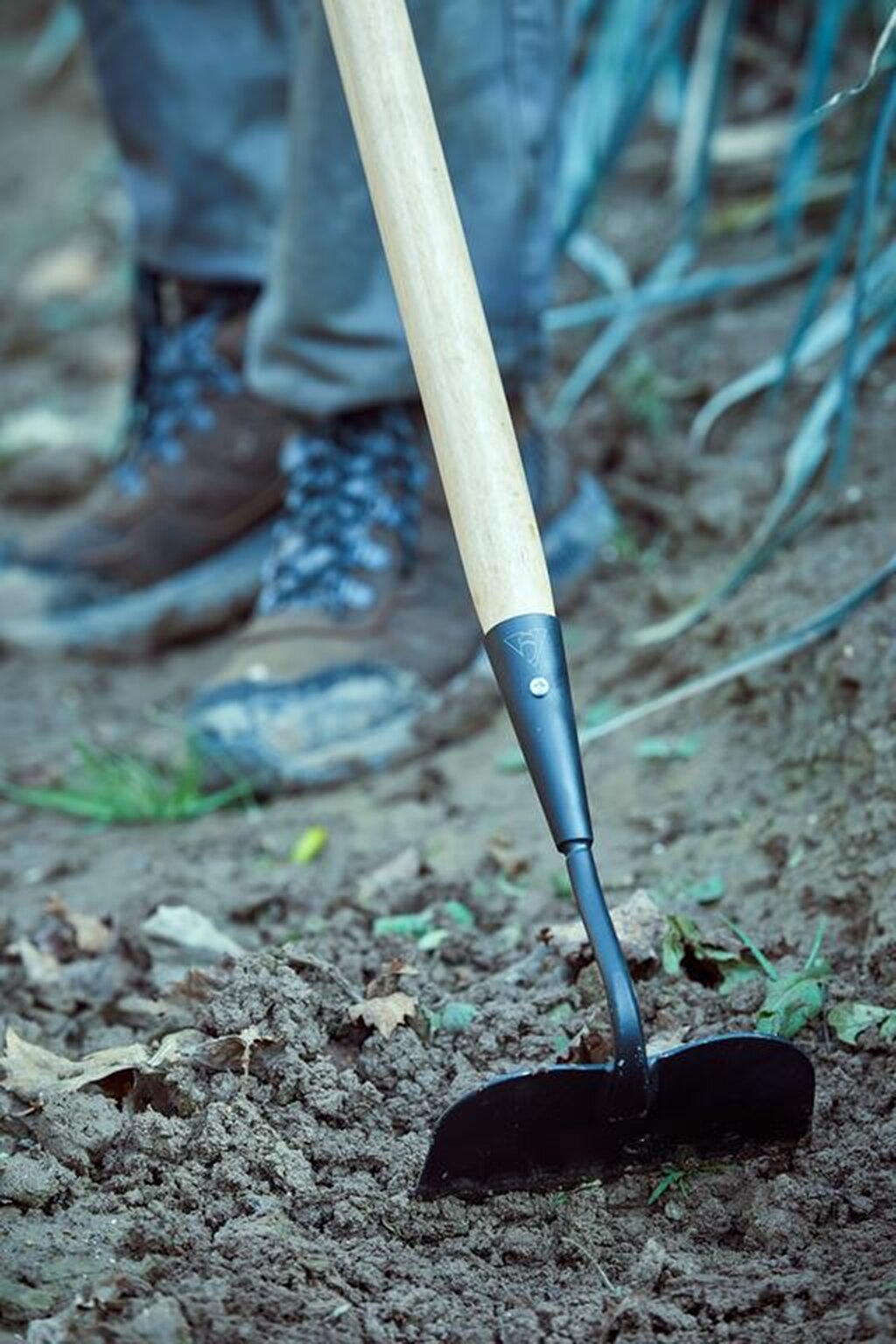 Azada Binadora, afilada para penetrar bien la tierra y cortar las malas hierbas, con mango largo/ 3081CM