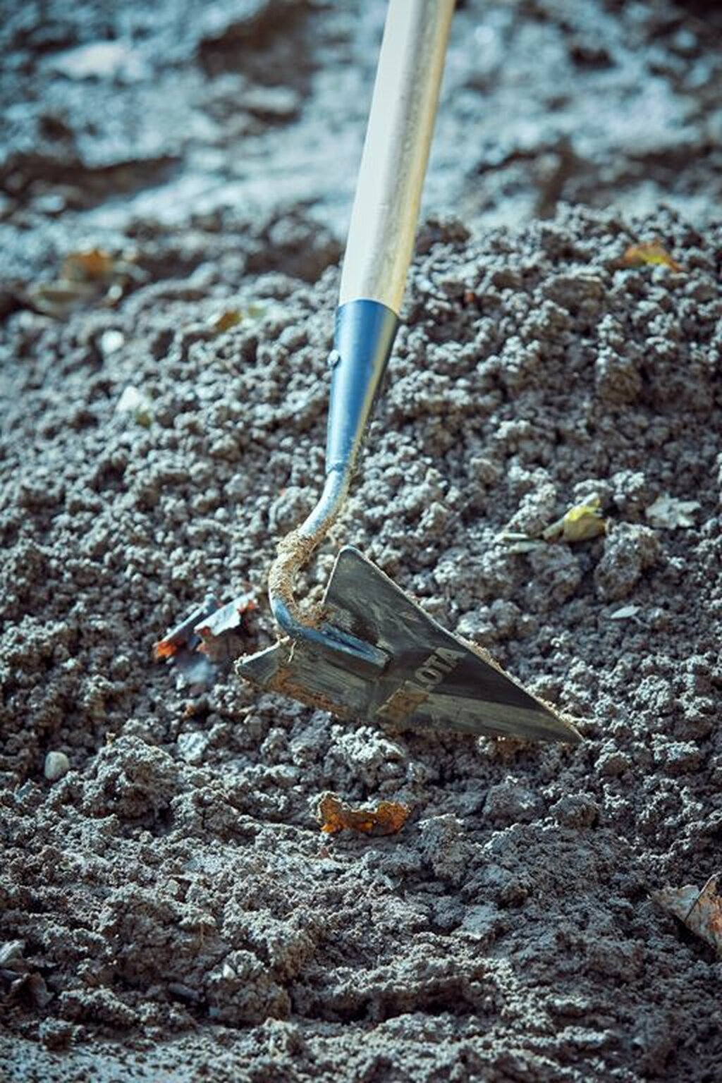 Azada pico para trabajos  de mantenimiento del jardín, con mango largo / 3082CM