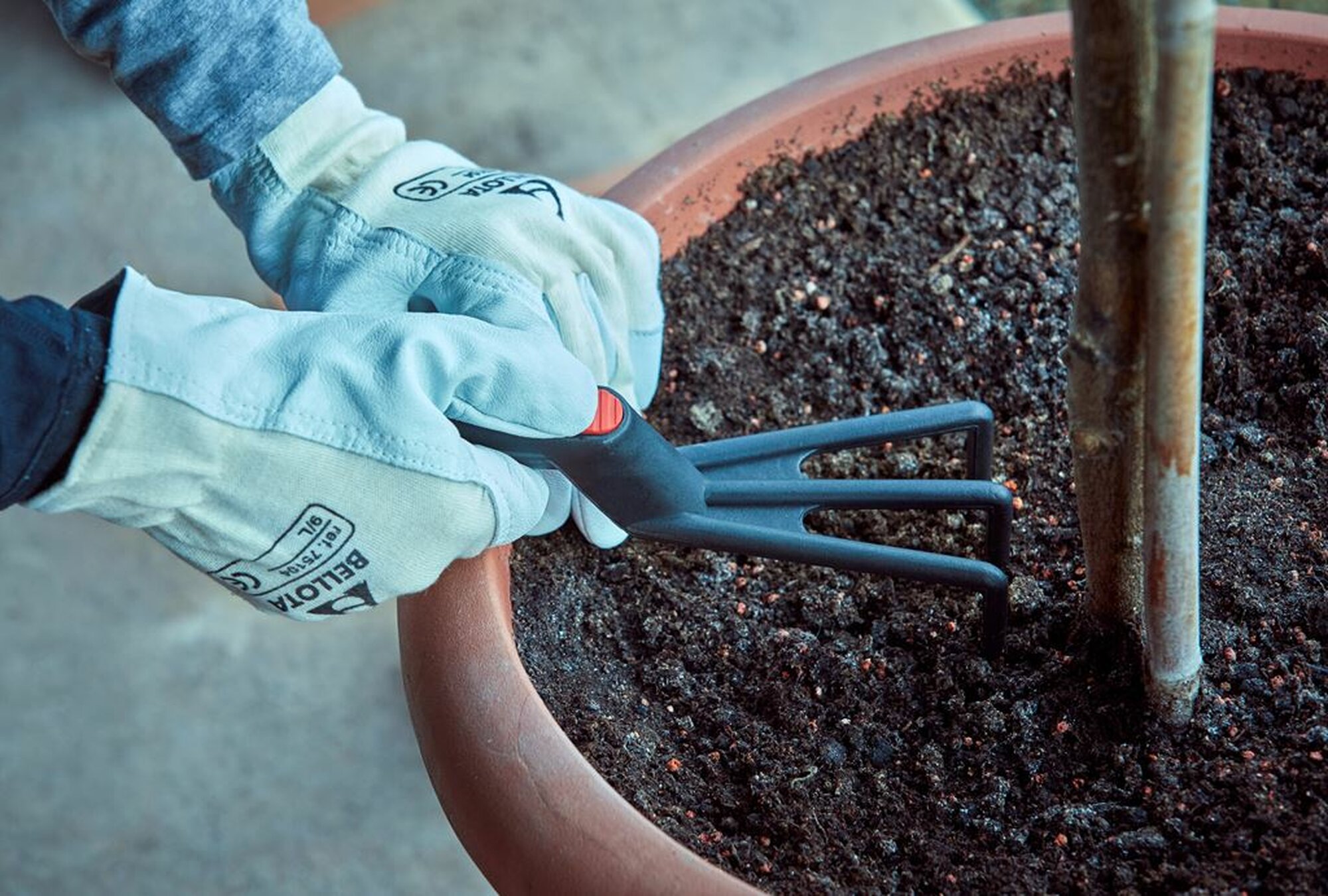 Cultivador de fibra de vidrio para remover y airear la tierra / 2987