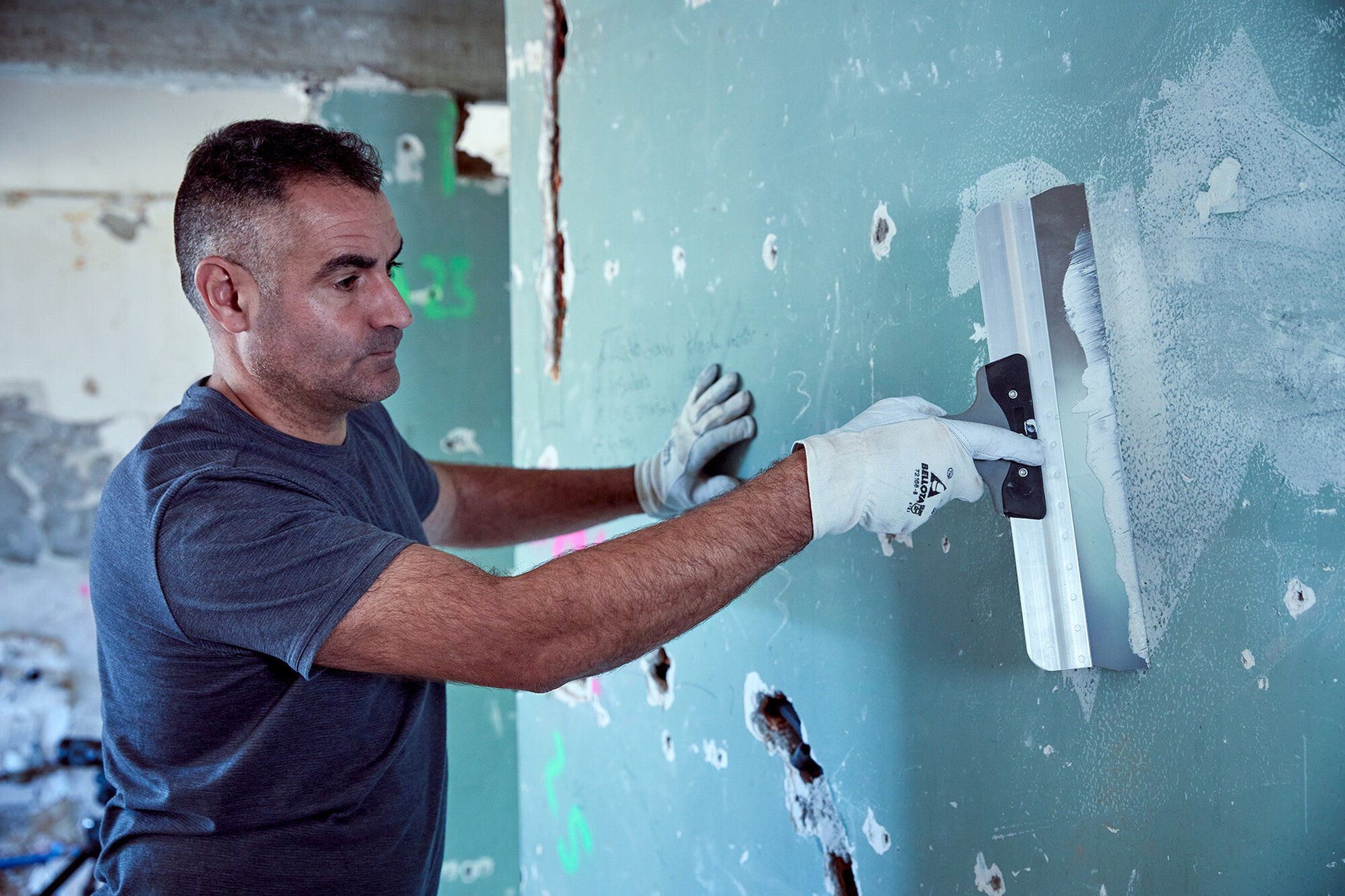 Espátula ancha de inoxidable con mango bimaterial para trabajos de acabado / 5899BIM