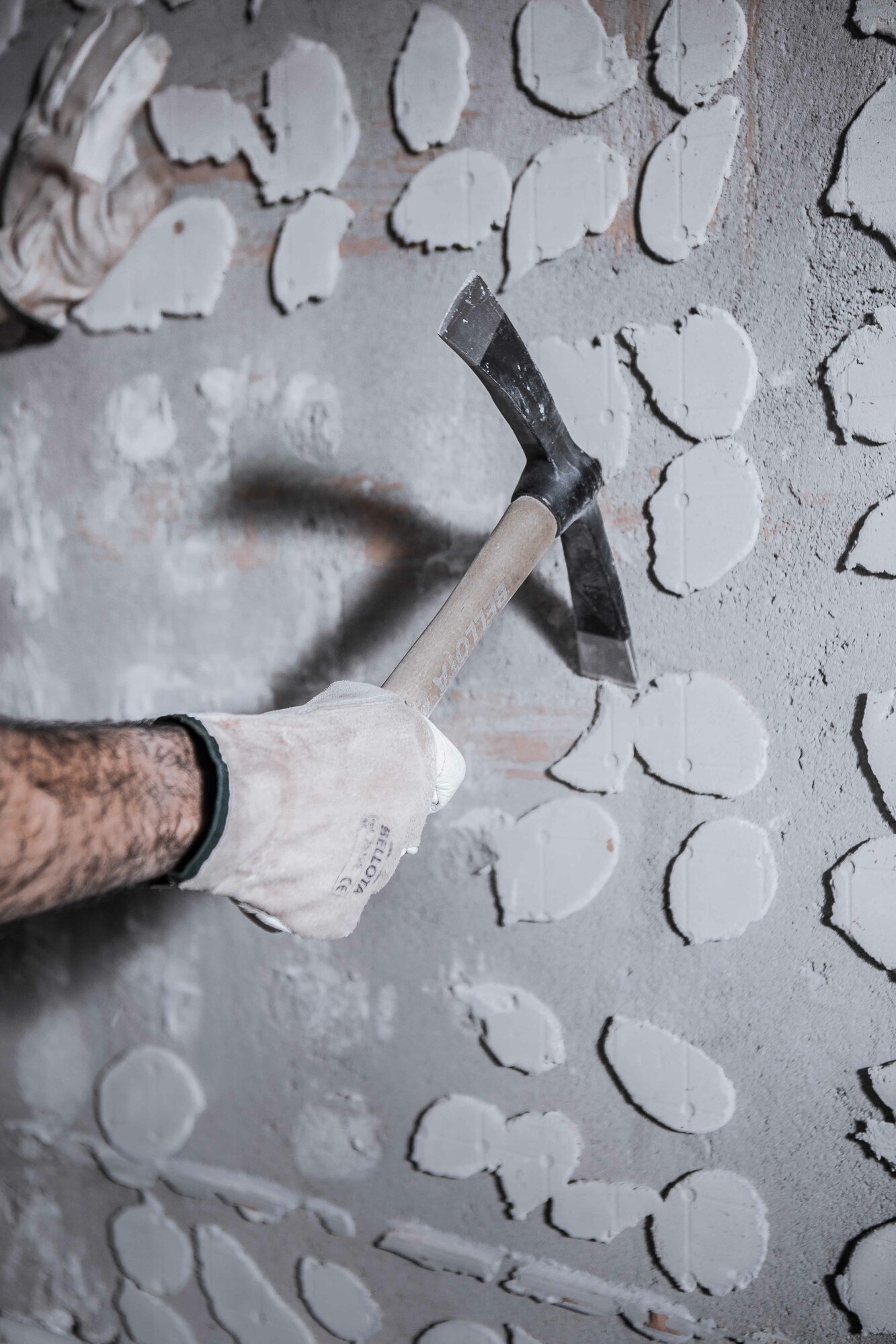 Alcotana hacha-pala con mango de madera para picado de paredes / 5932