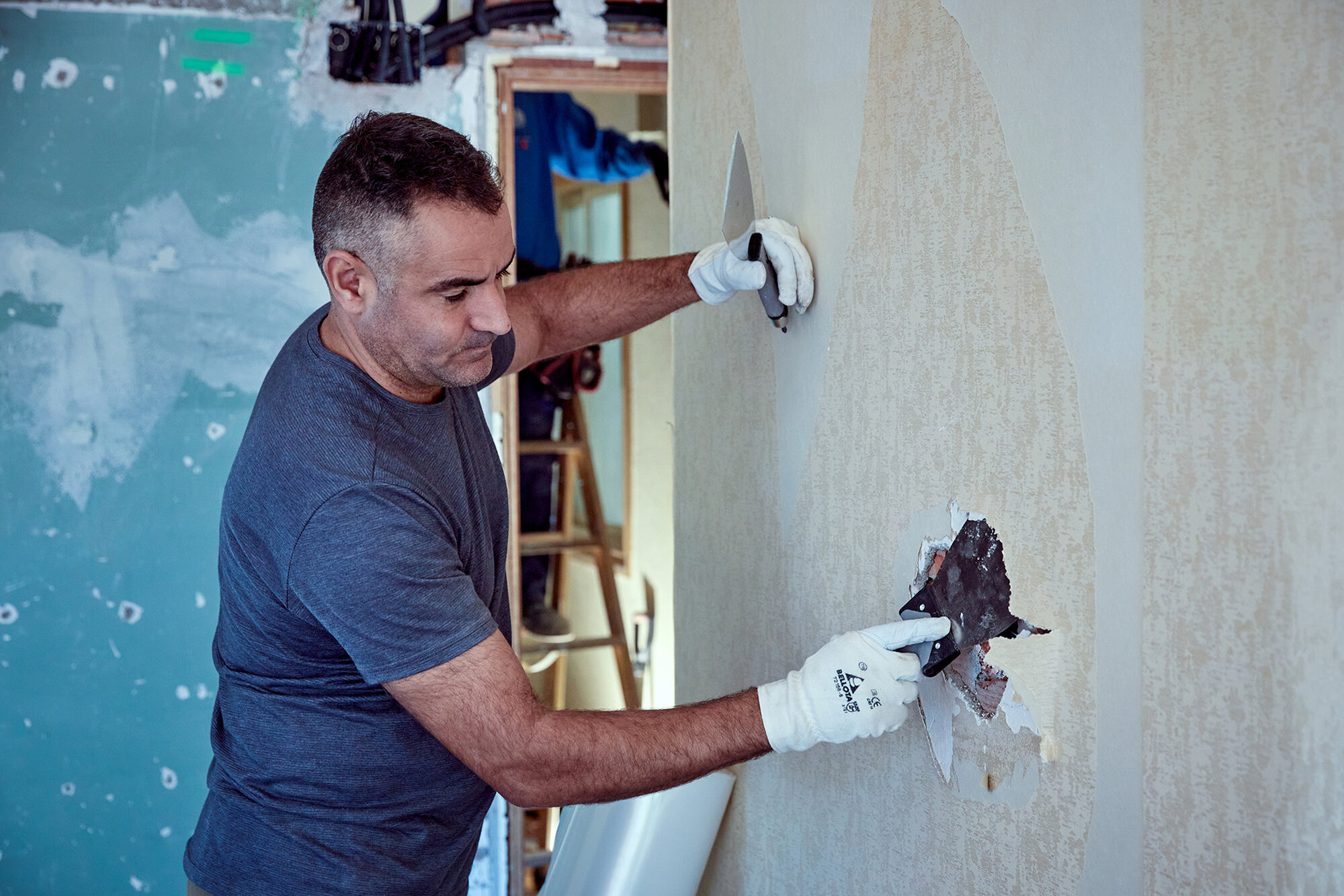 Espátula americana de acero inoxidable con mango bimaterial para trabajos de rejunteo y remates en placa / 5900