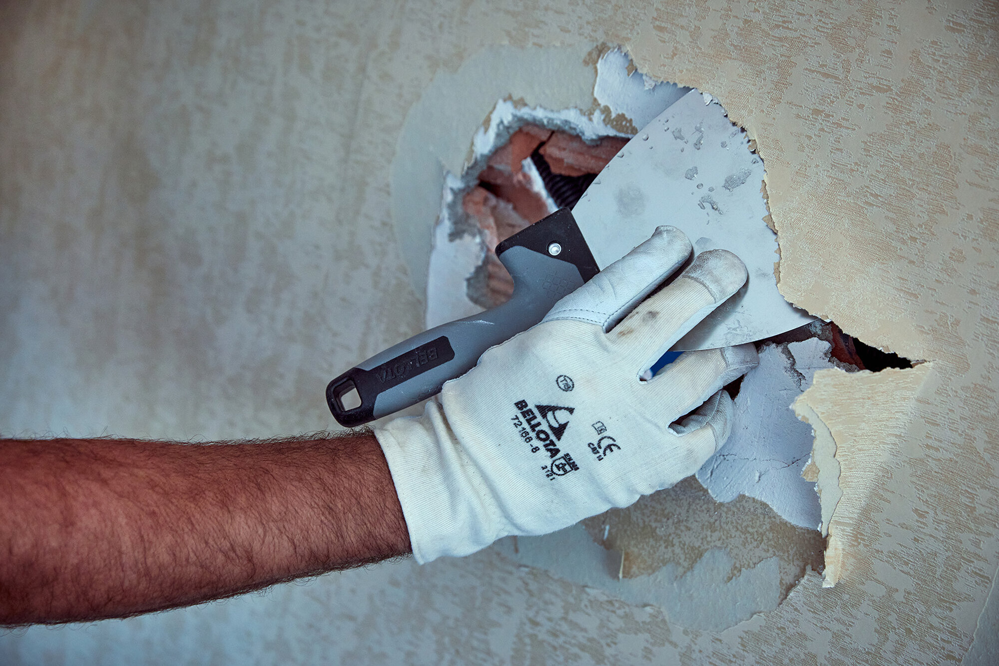 Espátula americana de acero inoxidable con mango bimaterial para trabajos de rejunteo y remates en placa / 5900