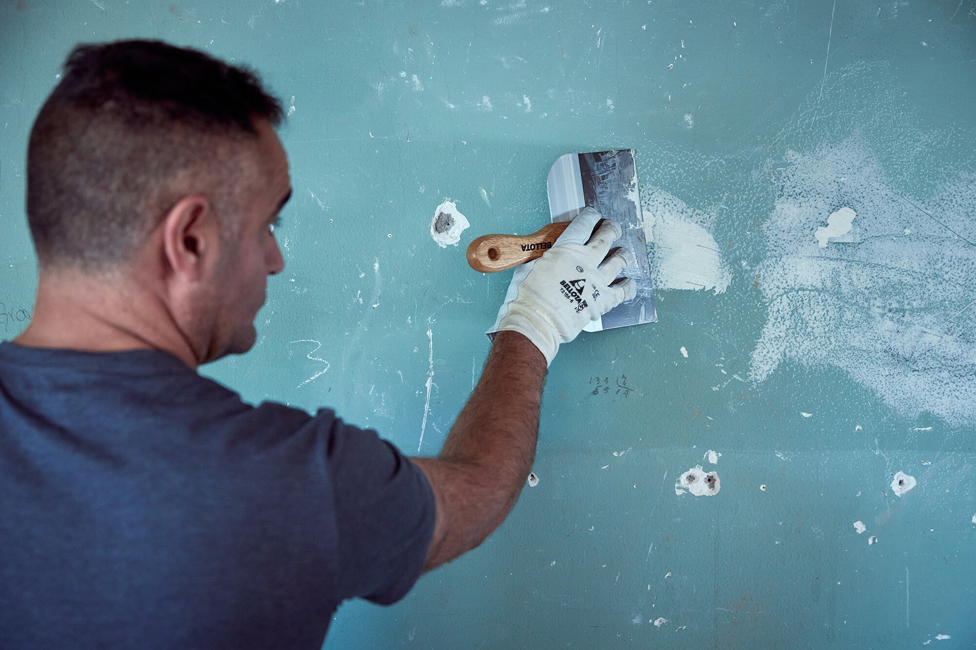 Espátula ancha americana de acero inoxidable con mango de madera para trabajos de rejunteo y remates en placa / 5895