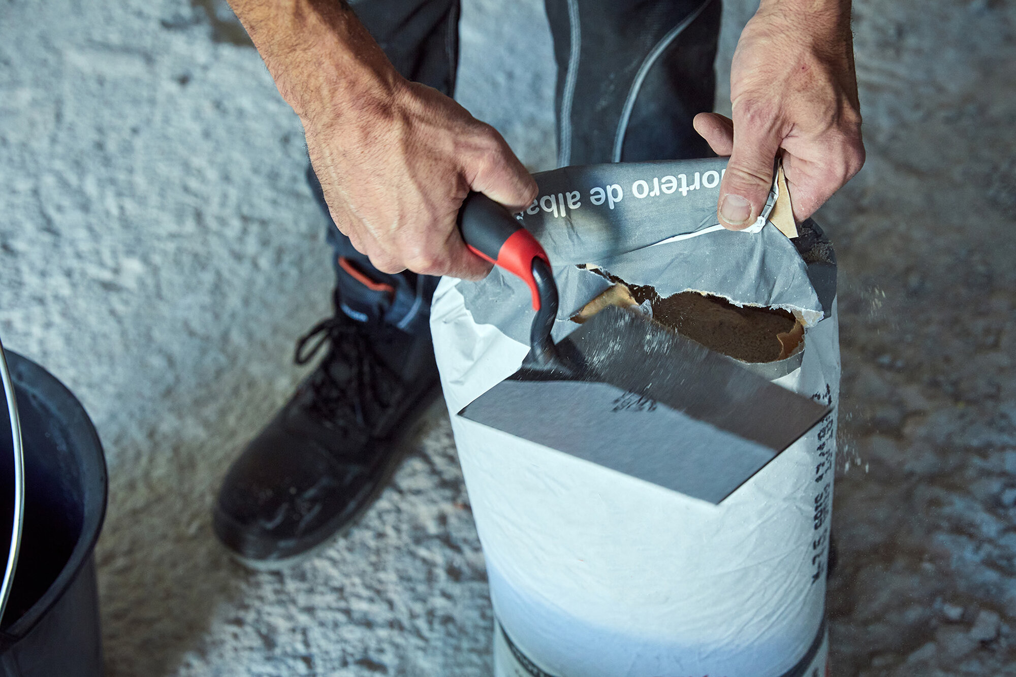 Paleta Pro norte con mango bimaterial para trabajos de albañilería / TRF44BM