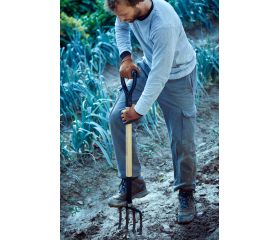 Horca de jardín, dientes forjados y planos para remover y cavar la tierra. Mango de anilla metálica, madera certificada / 9114A