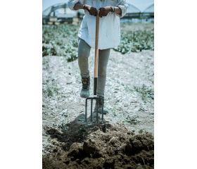 Horca de jardín, dientes forjados y planos para remover y cavar la tierra. Mango muleta, madera certificada / 9114M