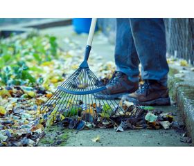 Escoba púas redondas para la limpieza de suelos de gravilla con  mango madera FSC / 3040CM