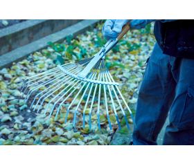 Escoba ajustable púa plana para limpieza de césped con mango madera FSC  / 3042CM