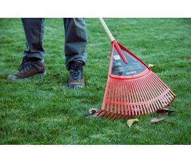 Escoba de plástico púa plana para limpieza de césped con mango madera FSC / 303424CM